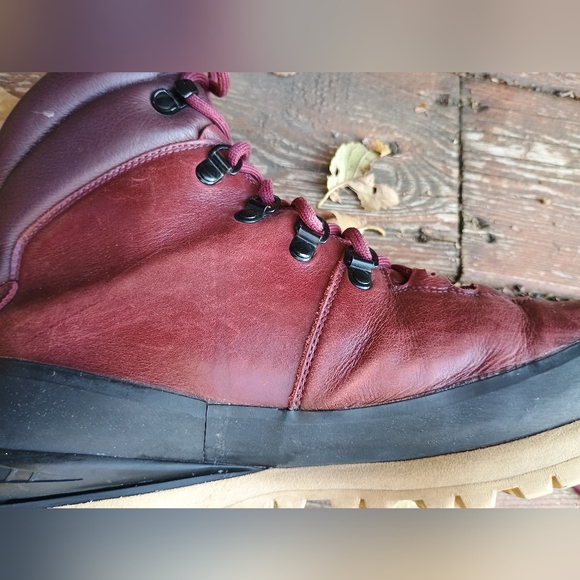 The North Face Men's  Sz 9 Cryos Hiker Boot Made in Italy Burgundy Vibram Sole - Picture 10 of 13